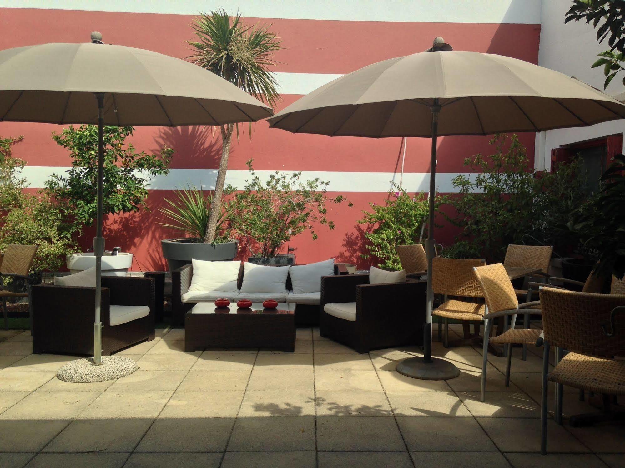 Hotel Cote Patio Nîmes Exteriör bild