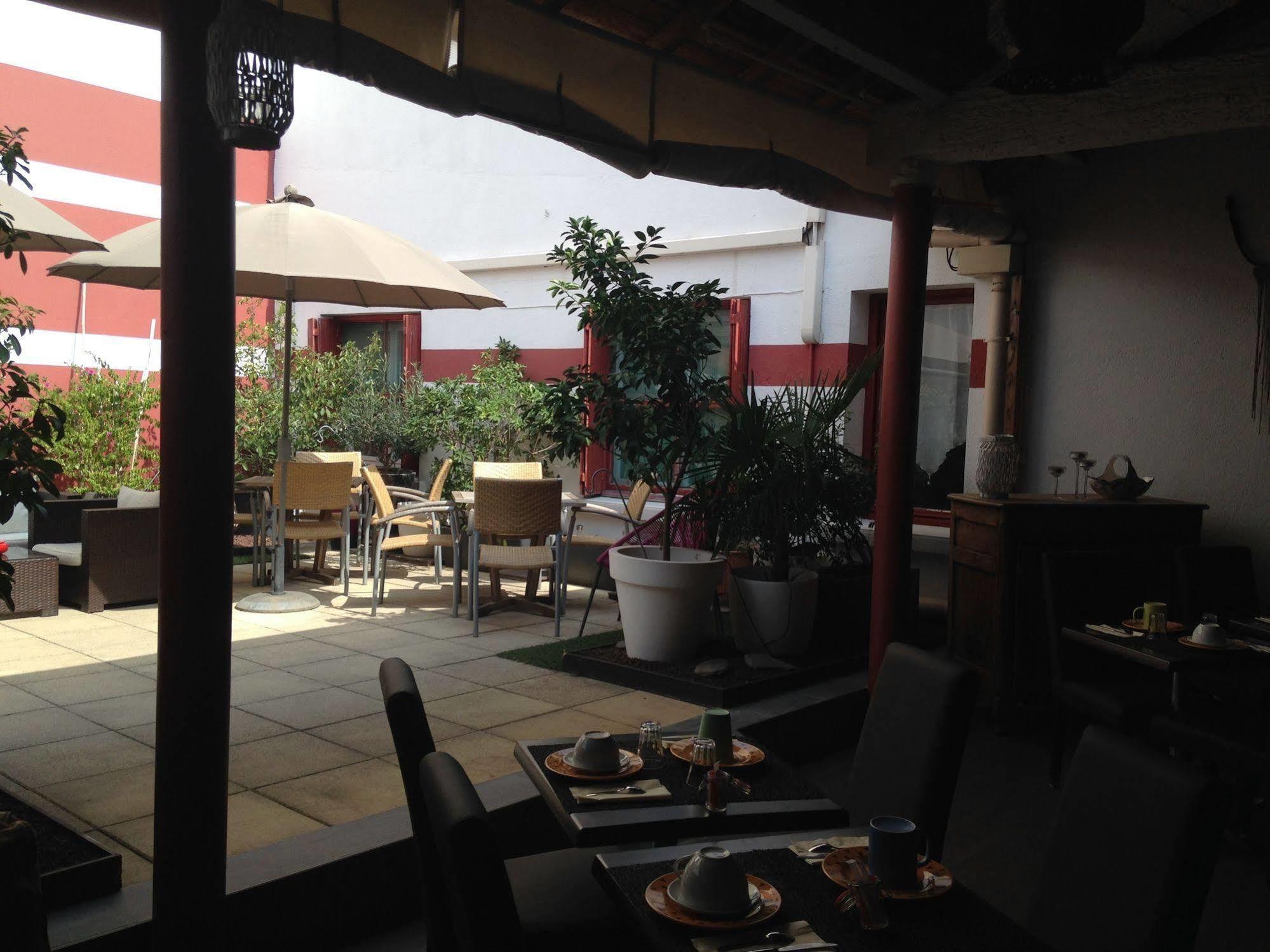 Hotel Cote Patio Nîmes Exteriör bild