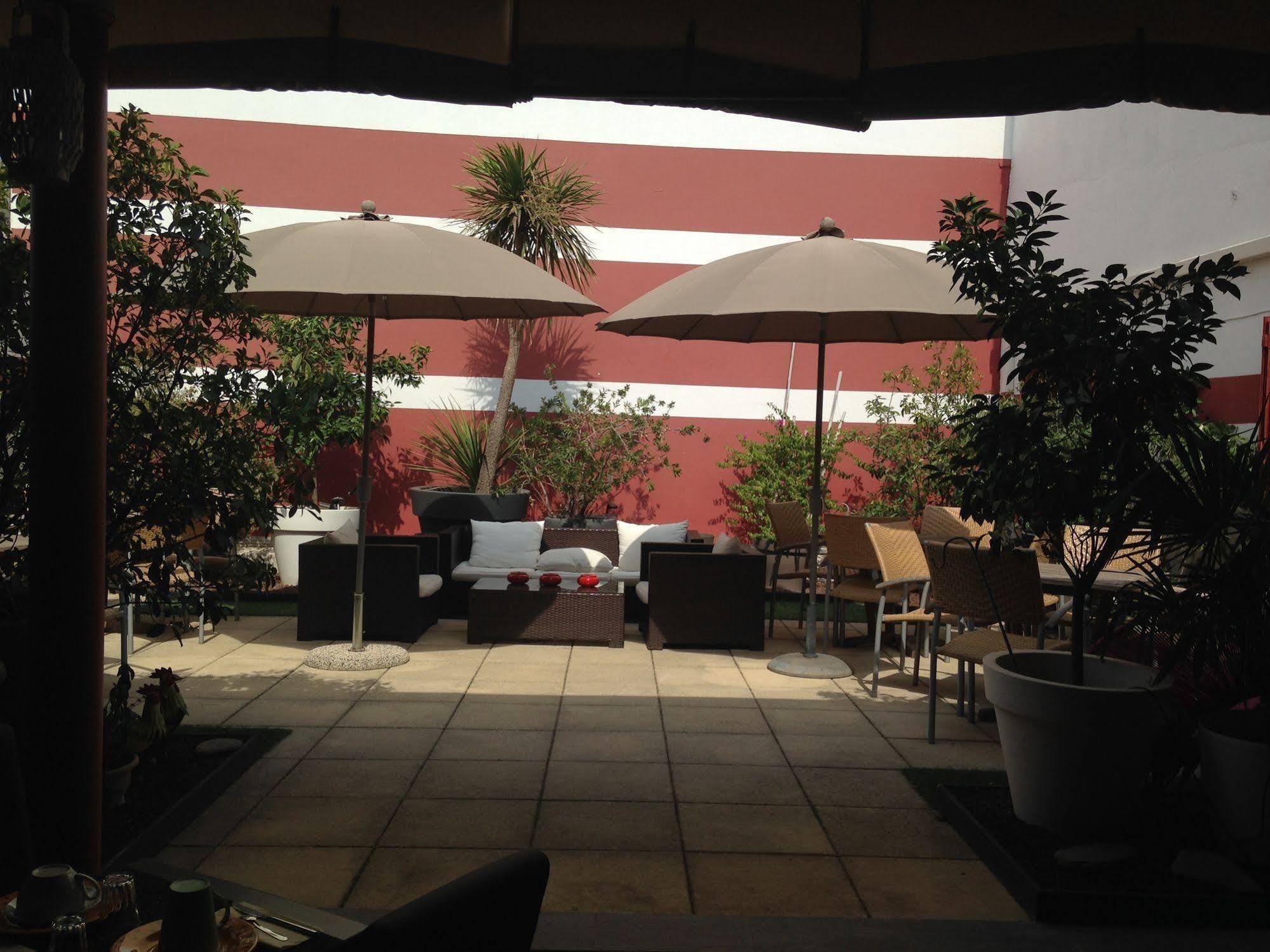 Hotel Cote Patio Nîmes Exteriör bild
